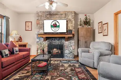 Image de Ozark Hideaway Cabin • 2br/2ba • Sleeps 6 • Jetted Tub • Covered Deck • Resort Pool