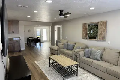 Image de Cozy Remodeled 4br Home, Hot Tub Oasis, and 85\" Tv