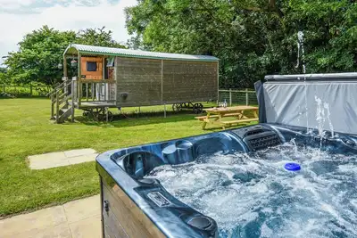 Bluebell - Shepherd Hut - Uk49948