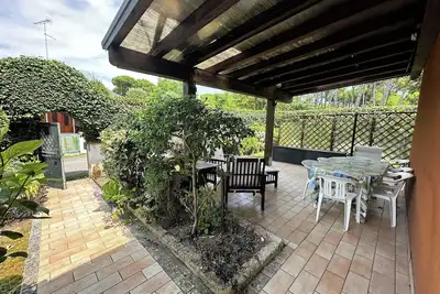 Image de Villa calme avec jardin pour six personnes près de la mer