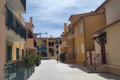 Image de Beau T2 très bien situé à 4 min à pieds du centre ville, des plages et marina