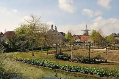 Image de Trendy Room for Food Enthusiasts - Central Culinary Haven