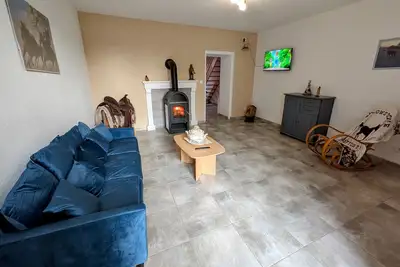 Image de Gîte Calme 4 Pers avec Poêle à Bois et WiFi Inclus