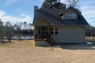 Image de Country living with a cozy cabin and a fishing pond out back for your enjoyment!