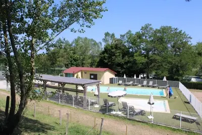 Image de Mobil-Home Confortable avec Terrasse