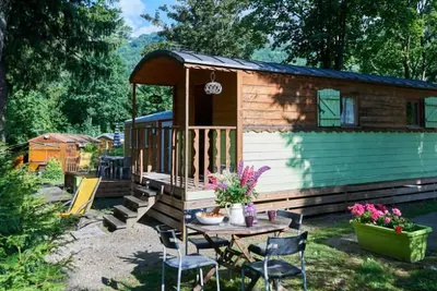 Image de Roulotte de charme avec terrasse, 4 couchages