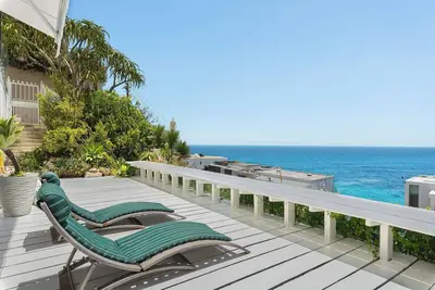 Image de 2-bedroom ground floor ocean - view house in cool Cape Town neighborhood.