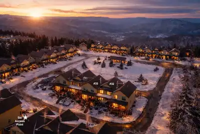 Image de 14 Bedroom Ski In/Out Double Townhome | 2 Hot Tubs, Game Rooms, Theater, Arcade