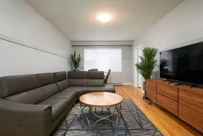 Image de Contemporary 2br – Stylish Comfort on Mtl West