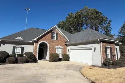 Image de Fabulous 4 bedroom 2 bath home with a pool