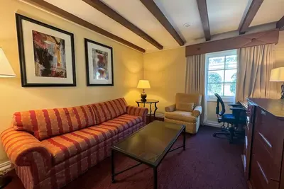 Image de 3 Double Suites w/ Pools & Hot Tub Near Downtown Laredo