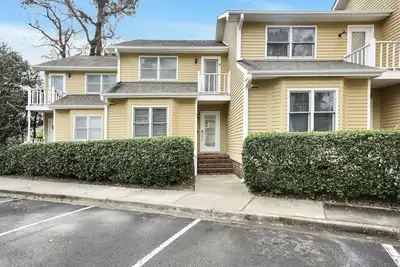 Image de Steps to Wrightsville Beach! Cozy condo with pool!