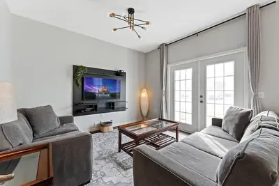 Image de Themed 4br Townhome — 15min to Disney