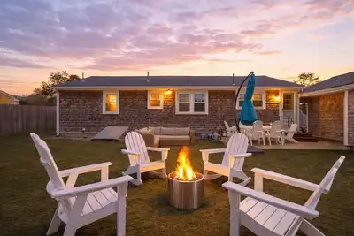 Image de New - Close to Beach & Dining - Game Room, Firepit, Large Yard, Outdoor Shower