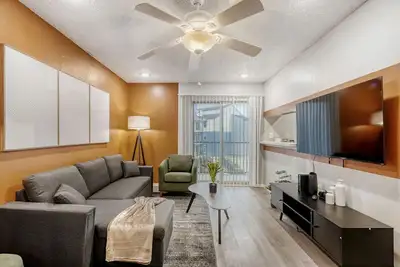 Image de Relaxing King Suite Getaway | Sleeps 4 | Pool, Pkg