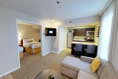 Image de Family-Friendly 1br Suite w/ Full Kitchen + Living Area Near Newpark Mall