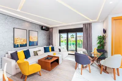 Image de Luxury Pool View 3-bedroom, 2 bathrooms, 5-min to Train, Elevator