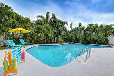 Image de 5 min to Beach - Heated Pool - Home Theatre - Game Room - 4 Bedroom Oasis