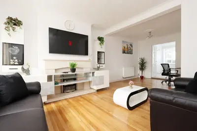 Image de 3Bedroom 5Beds | Dining room| Ev Charger | Parking