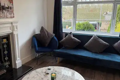 Image de Stylish 3-Bed with Smart TVs, Parking & Workspace