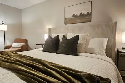 Image de Golf-Side Retreat | Calm | Central | Stylish