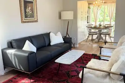 Image de New - modern comfort, remodeled, A/C, free parking