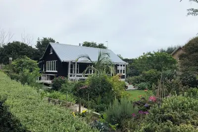 Image de Secluded peaceful romantic cottage, set in beautiful gardens next to beach.