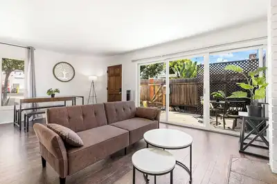 Image de Bright & Airy 2-bed apt, Close to Chapman Uci, In-Unit W/D, Convenient & Private