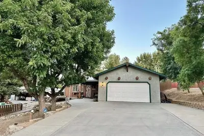 Image de Bear Haven Retreat is a 3-bedroom  2-bathroom vacation rental in Oakhurst Ca.