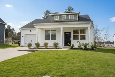 Image de Modern & Minimalist Home in a Growing Community