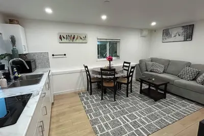 Image de Cozy 2br Garden Suite w/ Private Yard & Ev Charger near Grouse Mountain & Trails