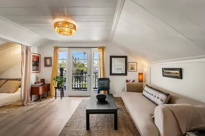 Image de The Treehouse - Artist-Designed Retreat with Decks near Culver City