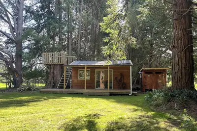 Image de Secluded Redwood Cabin. Built from a redwood tree that blew down in a cyclone