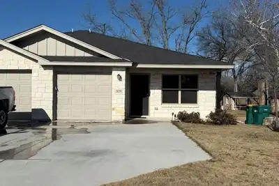 Image de Stay Near It All – Belton Duplex w/ Backyard + Parking