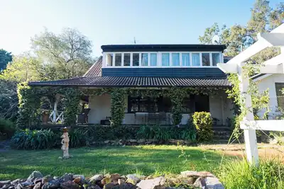 Image de Historic Boutique Hills Retreat· 2br · Fireplace, Natural Pool & Forest Views