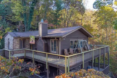 Image de Ruby Retreat – Mountain Views, 2 Decks, Fire Pit, Creek, Fast WiFi, Generator