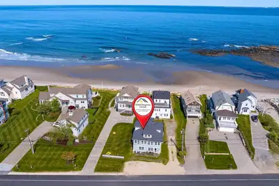 Image de Private Rye Beach getaway with 3 bedrooms across two units, ideal for couples or families. Enjoy private beach access, ocean views, fast Wi-Fi, and walk to Petey’s Famous Seafood—steps from the sand and coastal dining.