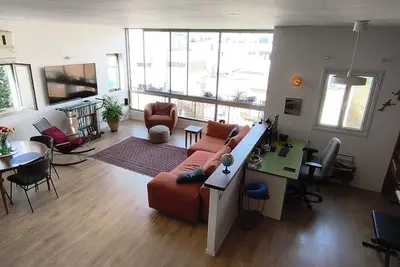 Image de Large 2-bedroom duplex with 70 meter roofop, charming in the heart of Tel Aviv