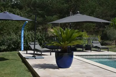 Image de Belle villa avec grand jardin clos et grande piscine