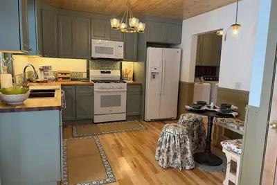 Image de Welcome to your Up North escape in downtown Arcadia. Newly remodeled with a king bed and cozy fireplace, just a short walk to Lake Michigan. Enjoy Arcadia Days, July 4th fireworks, golf, Crystal Mountain, and day trips to Sleeping Bear Sand Dunes.