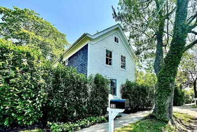 Image de Charming updated 3-bedroom Sag Harbor village cottage.