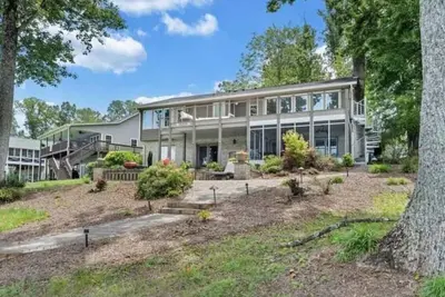Image de Spacious 7-bedroom house on Smith Mountain Lake private dock beautiful kitchen