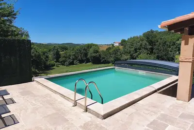 Image de Charmant gîte de Lacrouzette avec piscine chauffée et bain balnéo proche d'Albi