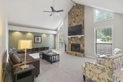 Image de Spacious family cabin 5 mins from Kennesaw State. Pet Friendly