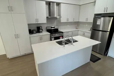 Image de 5 minutes away from Hwy 401/Easily accessible to Toronto/close to Heber down