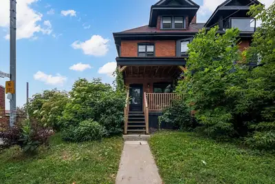 Image de South Parkdale/Liberty Village Suite with Parking