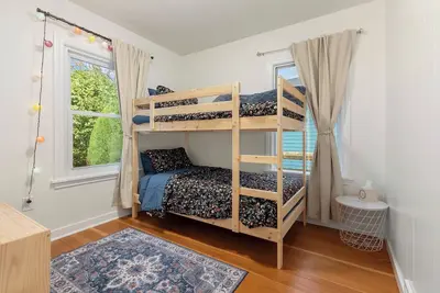 Image de Alki Beach Bungalow • Walk to Beach & Dining