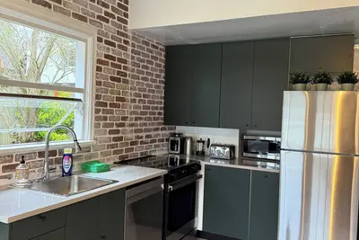 Image de Hot Tub Oasis - enjoy walkable Seattle! Plus <10 min drive to all attractions