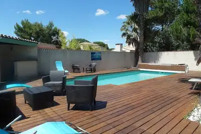 Image de Villa ensoleillée, piscine & mer à pied.