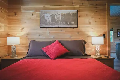 Image de The Shawnee Farmhouse - 3-bedroom, 2 bathroom, cabin the heart of Southern Il